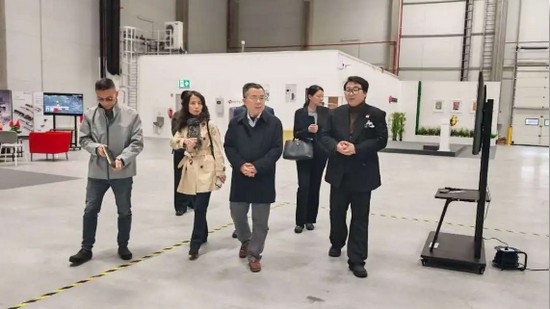 駐匈牙利大使龔韜調(diào)研華工激光歐洲展示中心，走進首家“激光智造4S店”